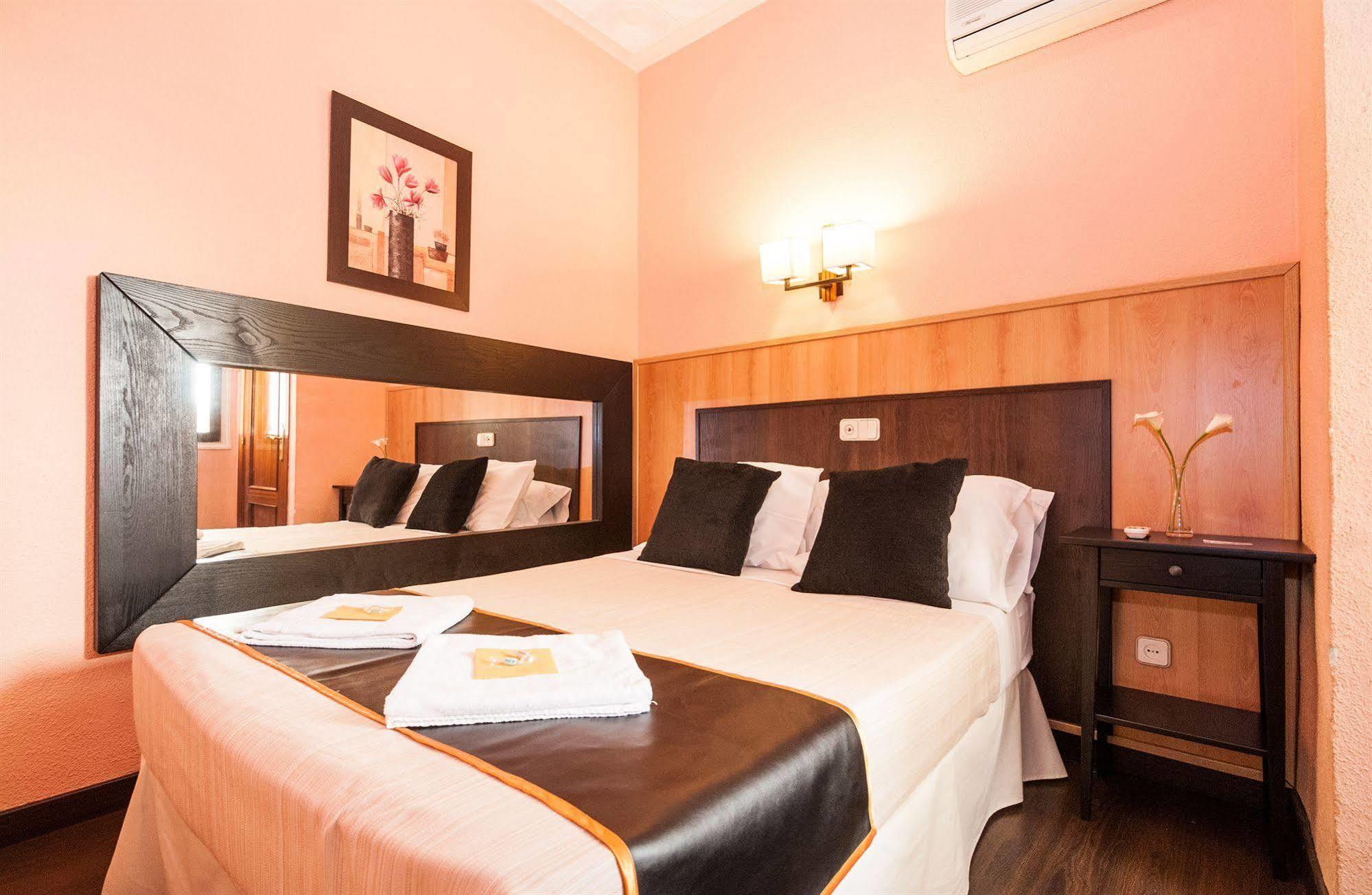 Hostal Gallardo Madryt Zewnętrze zdjęcie