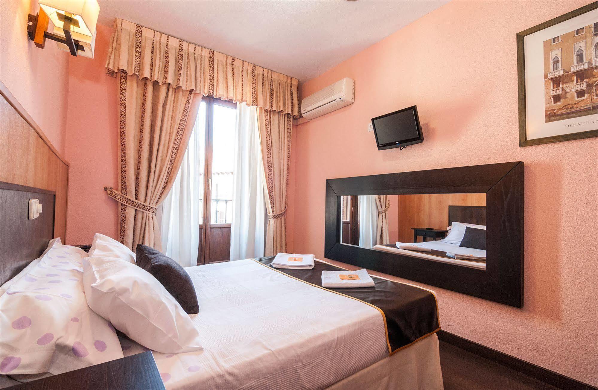 Hostal Gallardo Madryt Zewnętrze zdjęcie