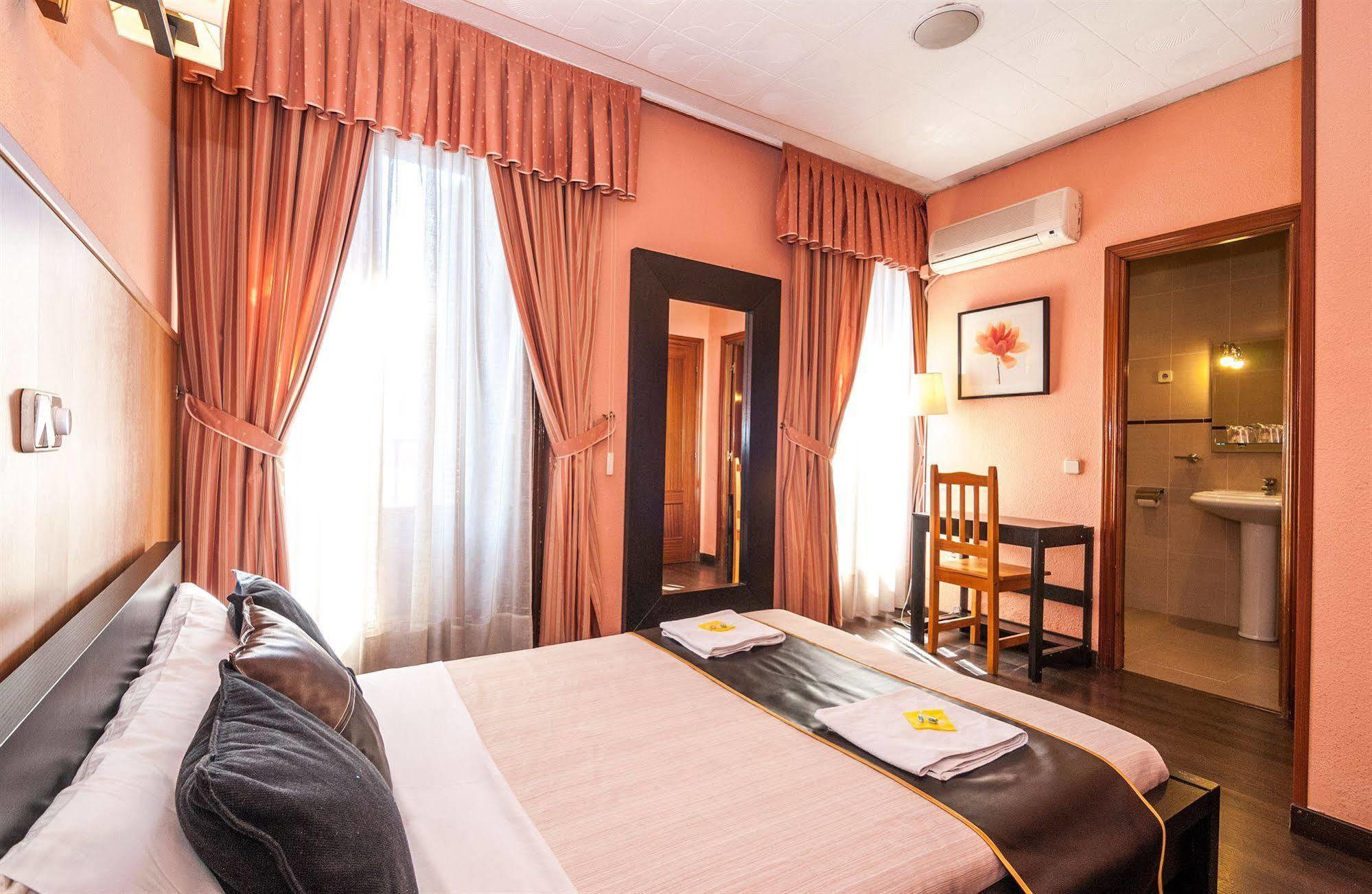 Hostal Gallardo Madryt Zewnętrze zdjęcie